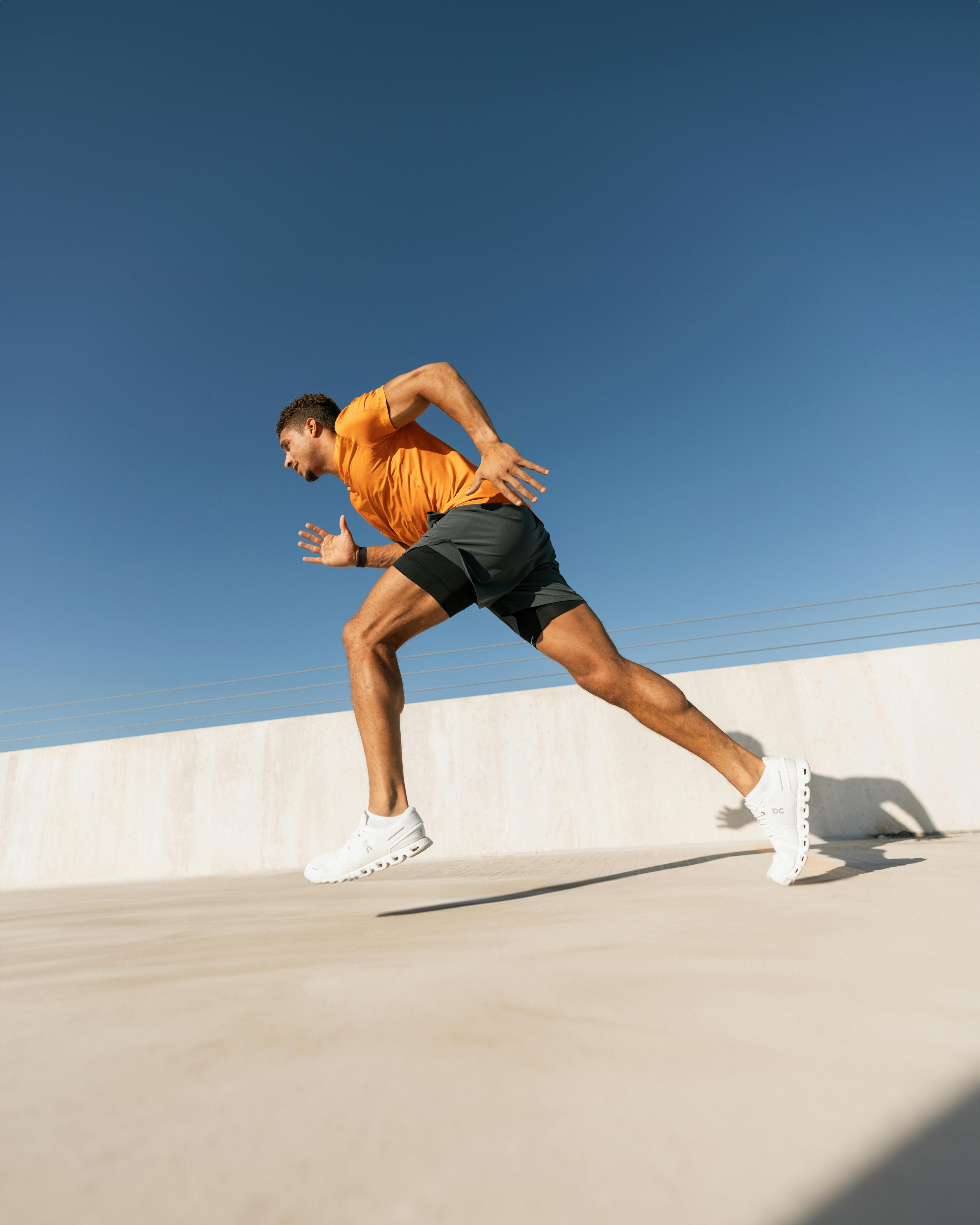 Sprintender Sportler in orangenem Shirt