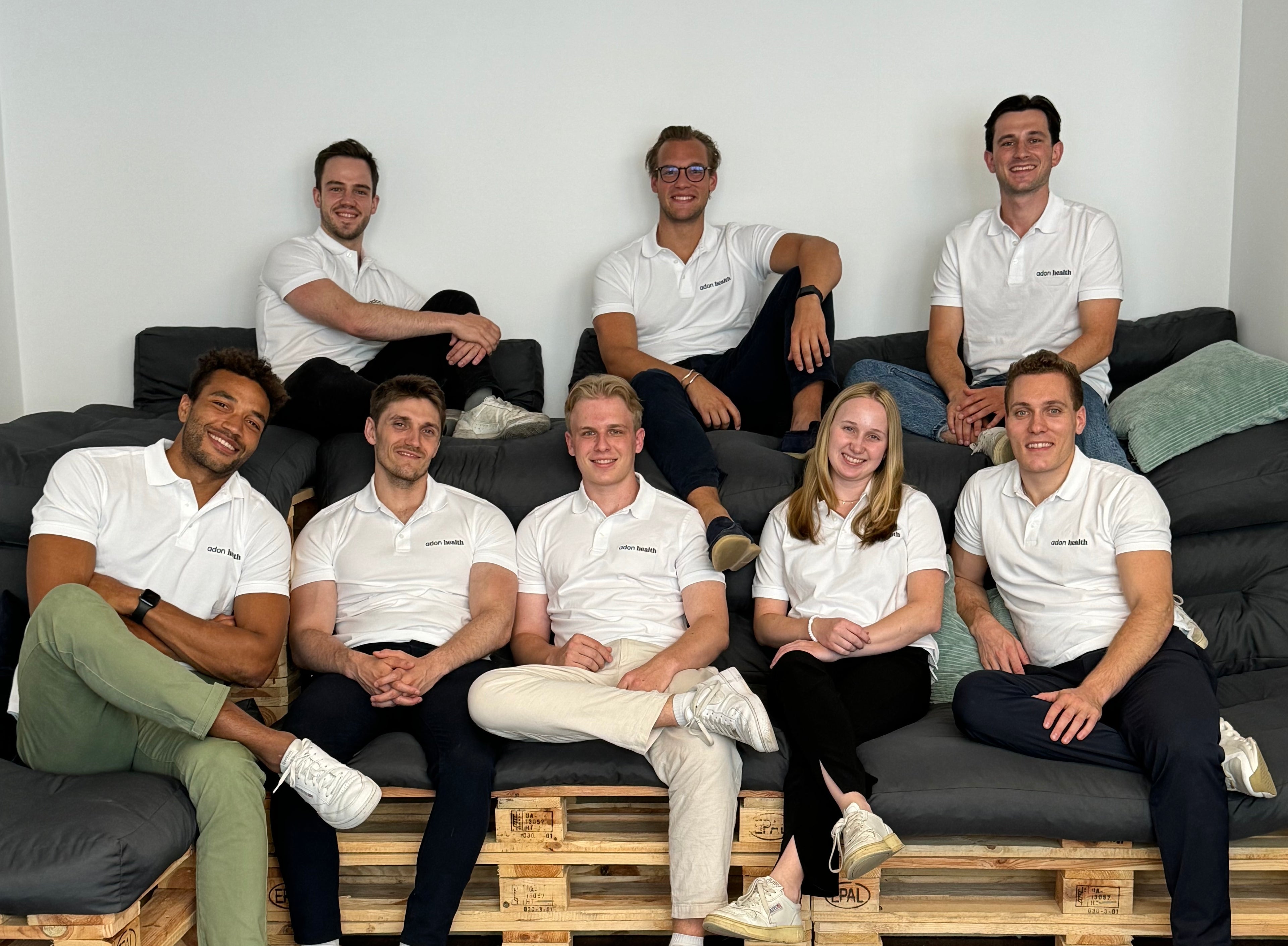 Foto vom Adon Health Team lachend