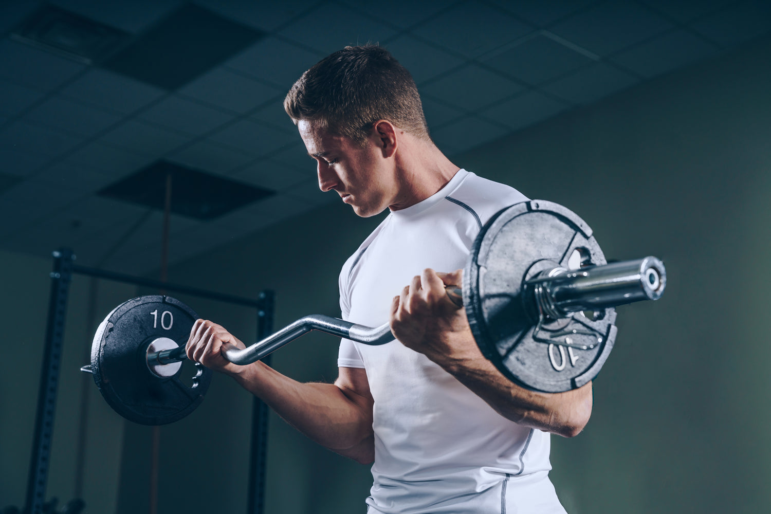 Mann beim Armtraining im Gym