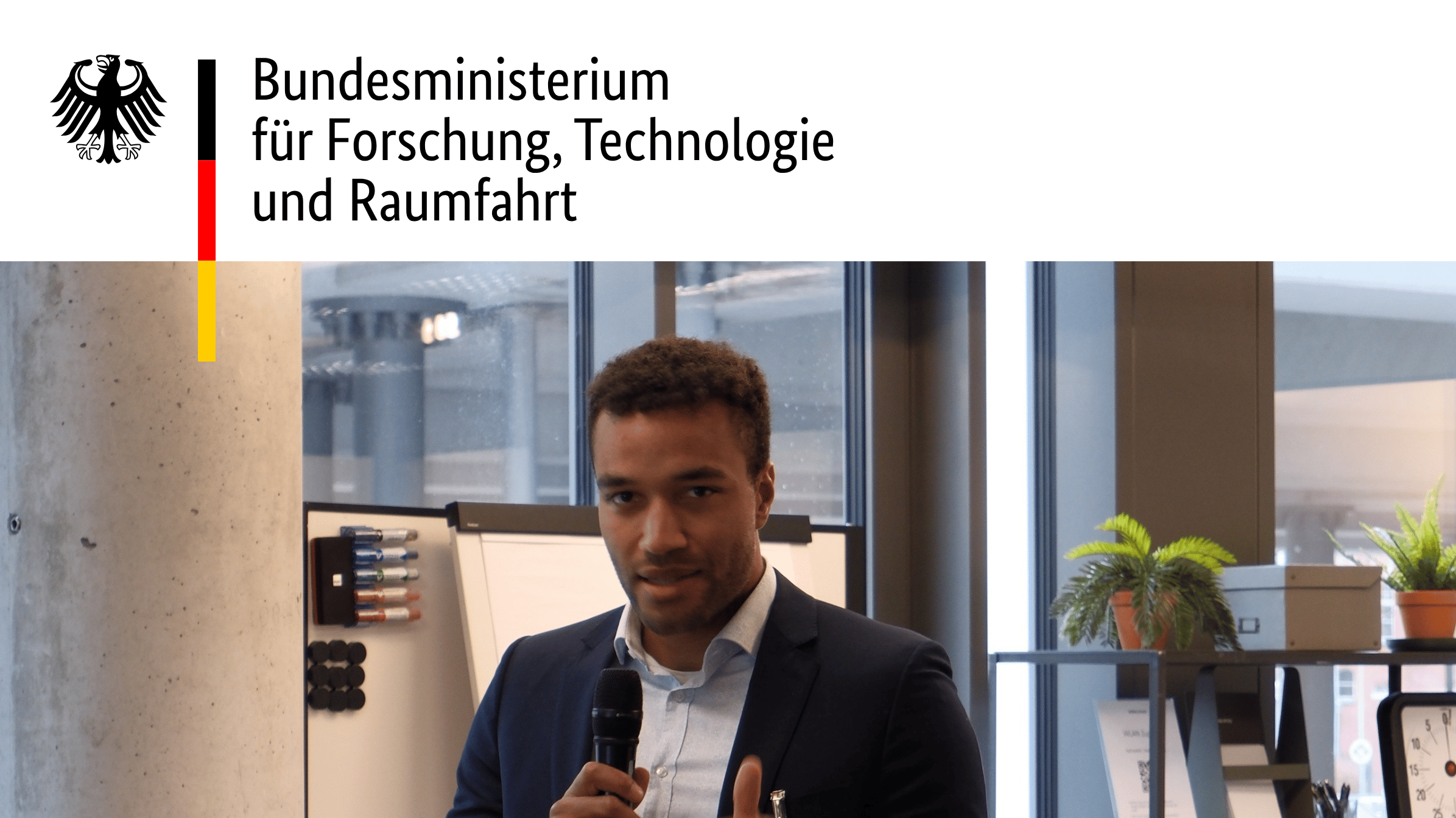 Bild von Dr. Apasu bei einem Vortrag für das Bundesministerium für Forschung, Technologie und Raumfahrt (BMFTR)