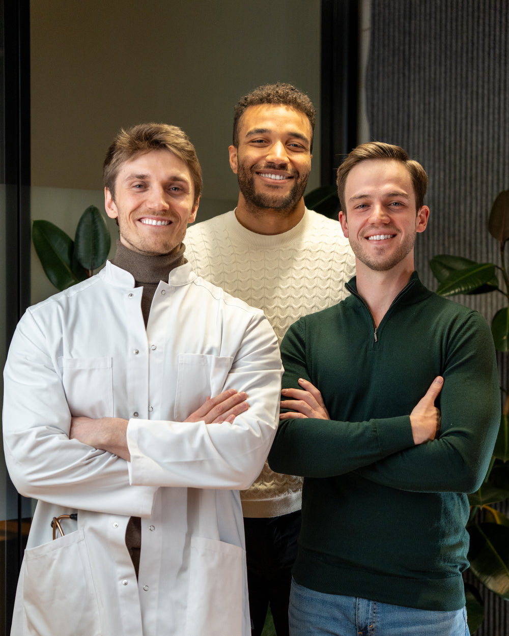 Portrait von MD Niklas Marizy, Head of Medizin, Dr. med. Jonathan Apasu, Arzt und Mitgründer von Adon Health, und Maximilian Schubert, Mitgründer von Adon Health. 