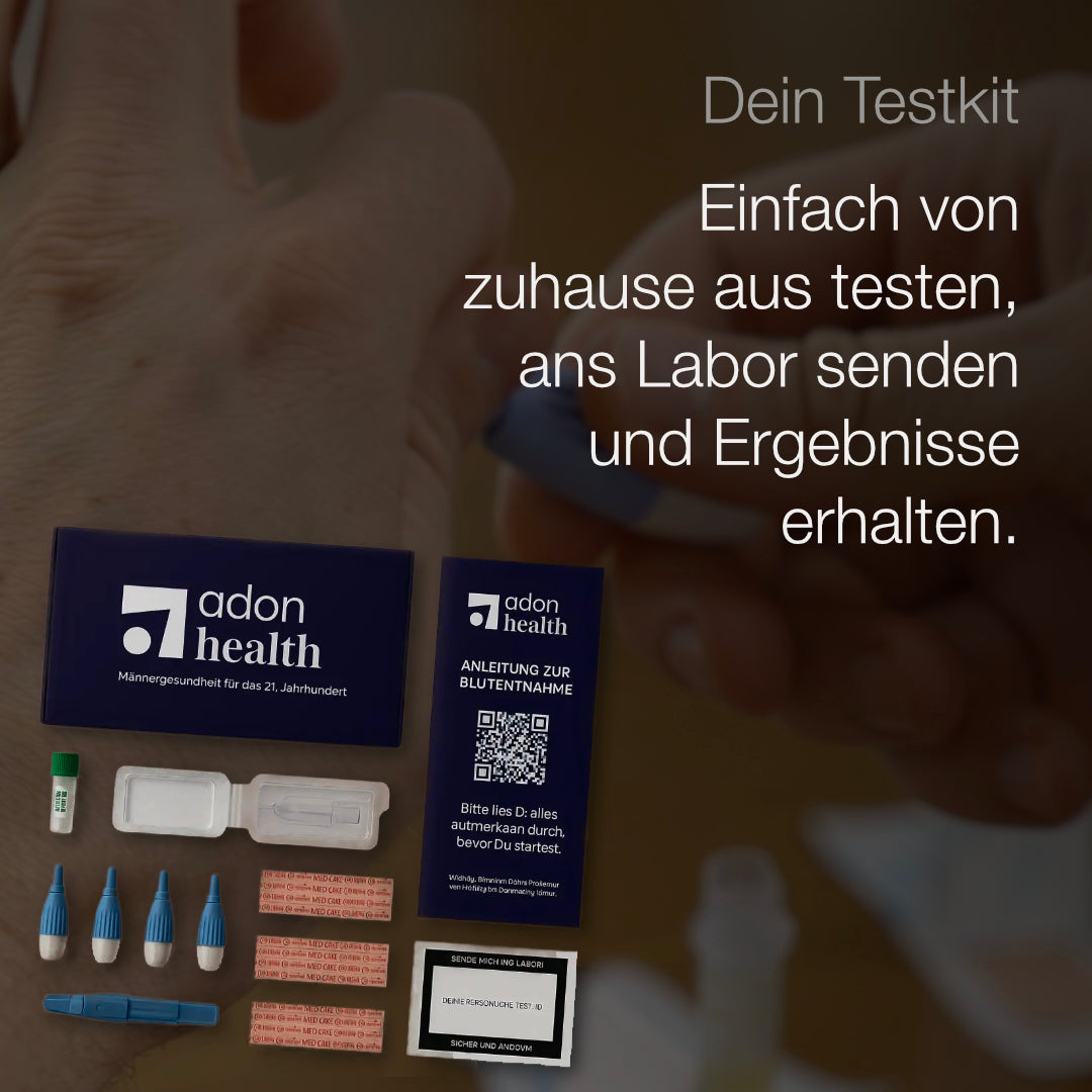 Inhalt des Adon-Health-Testkits auf dunklem Hintergrund: dunkelblaue Box, Anleitung zur Blutentnahme mit QR-Code, Probenröhrchen, Lanzetten, Pflaster und Rücksendeetikett. Rechts der Text „Einfach von zuhause aus testen, ans Labor senden und Ergebnisse erhalten“.