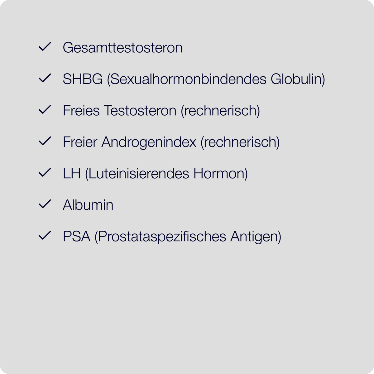 Checkliste mit sieben abgehakten Laborwerten auf hellgrauem Hintergrund: Gesamttestosteron, SHBG (Sexualhormonbindendes Globulin), Freies Testosteron (rechnerisch), Freier Androgenindex (rechnerisch), LH (Luteinisierendes Hormon), Albumin und PSA (Prostataspezifisches Antigen).