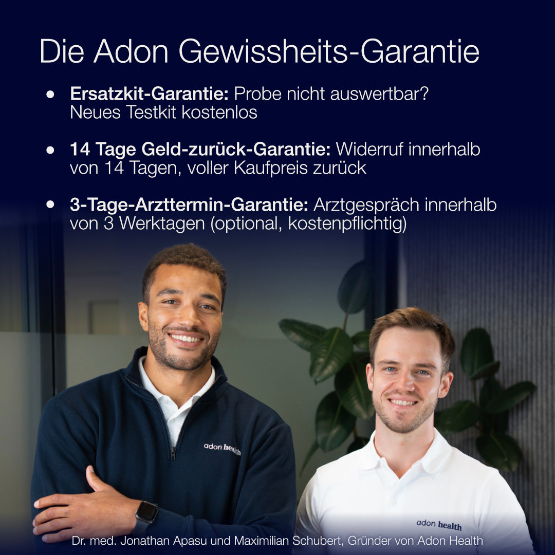 Dunkelblaues Bild mit drei Garantien: Ersatzkit-Garantie, 14 Tage Geld-zurück-Garantie und 3-Tage-Arzttermin-Garantie. Darunter lächeln die Gründer Dr. med. Jonathan Apasu und Maximilian Schubert in Adon-Health-Kleidung vor einer Glaswand mit Pflanze.
