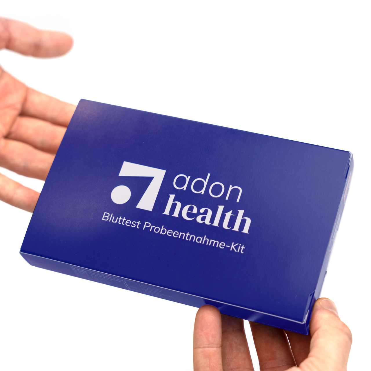 Bild von Testkit Verpackung in Händen
