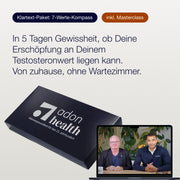 Dunkelblaue Testkit-Box von Adon Health mit dem Text „In 5 Tagen Gewissheit, ob Deine Erschöpfung an Deinem Testosteronwert liegen kann. Von zuhause, ohne Wartezimmer.“ Rechts unten ein Laptop mit Standbild aus der Testosteron Masterclass. Oben zwei Badges: „Klartext-Paket: 7-Werte-Kompass“ und „inkl. Masterclass“.