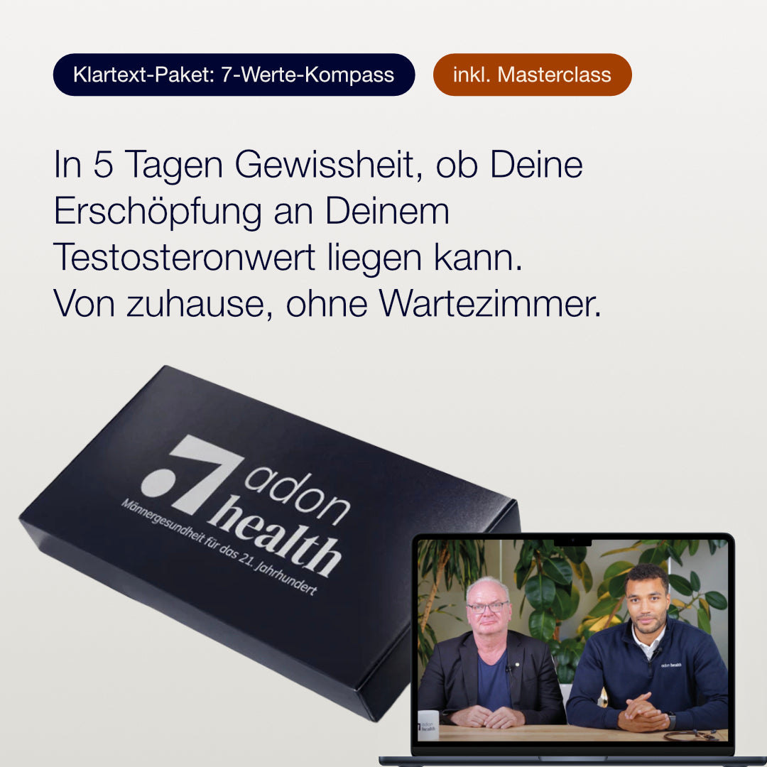 Dunkelblaue Testkit-Box von Adon Health mit dem Text „In 5 Tagen Gewissheit, ob Deine Erschöpfung an Deinem Testosteronwert liegen kann. Von zuhause, ohne Wartezimmer.“ Rechts unten ein Laptop mit Standbild aus der Testosteron Masterclass. Oben zwei Badges: „Klartext-Paket: 7-Werte-Kompass“ und „inkl. Masterclass“.