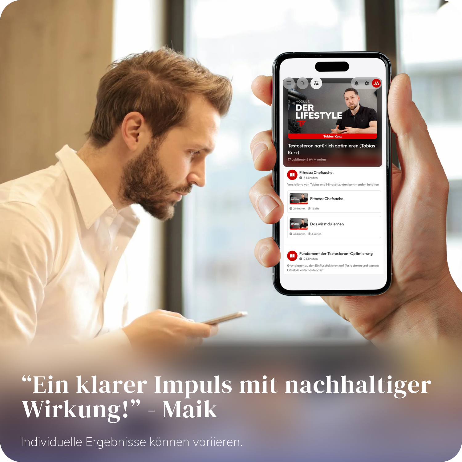 Nutzer schaut sich Testosteron Lifestyle Masterclass auf dem Handy an – Zitat mit positiver Bewertung eingeblendet